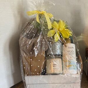 dearfoams Women’s Bath & Body Gift Set with Tan Slippers & Yellow Floral Accent